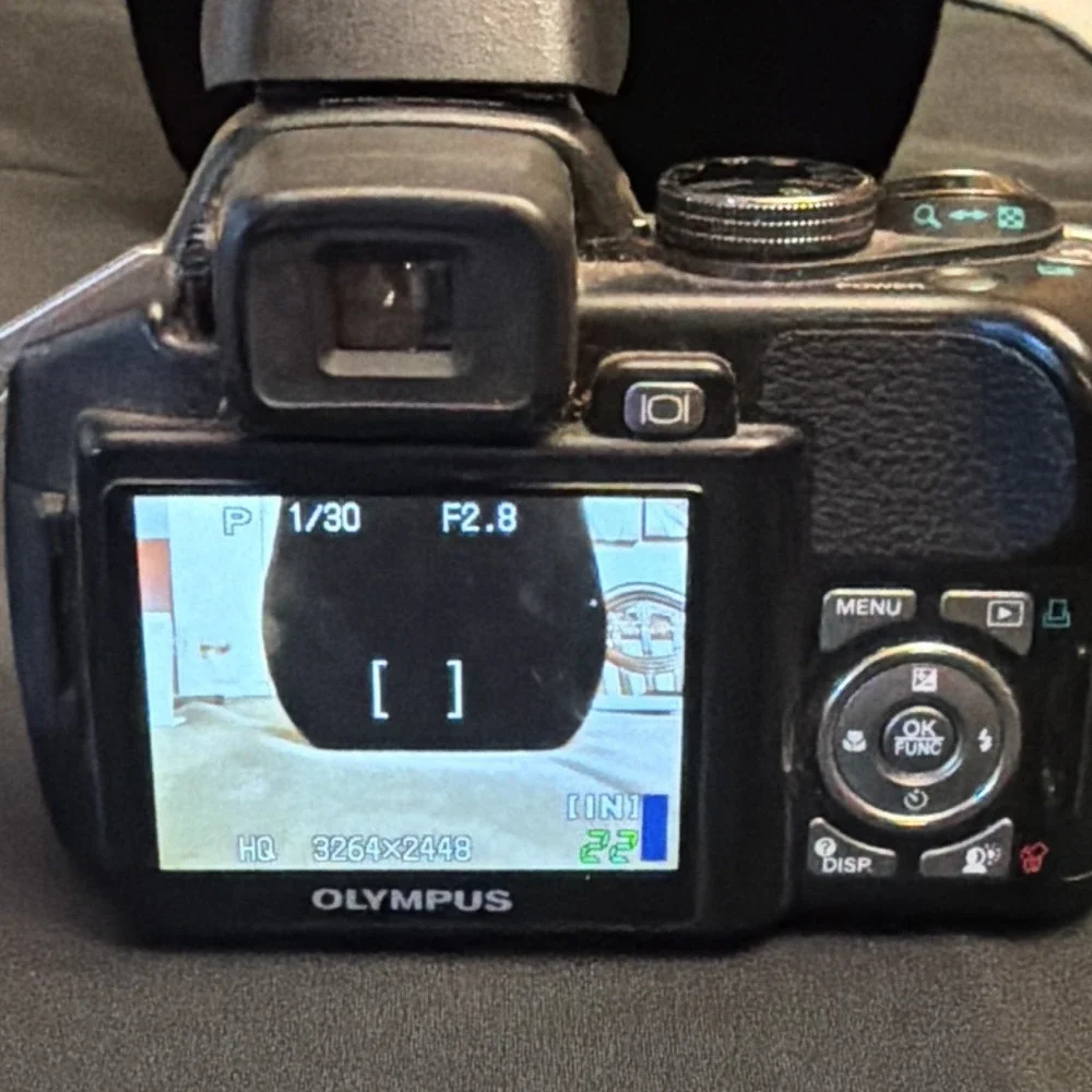 Olympus SP-560UZ 8MP Bridge Camera 18x Optical Zoom Viewfinder Flash Black
